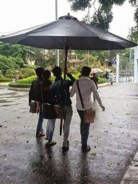 Ternyata Pria Punya Cara Sendiri Berlindung Dari Hujan